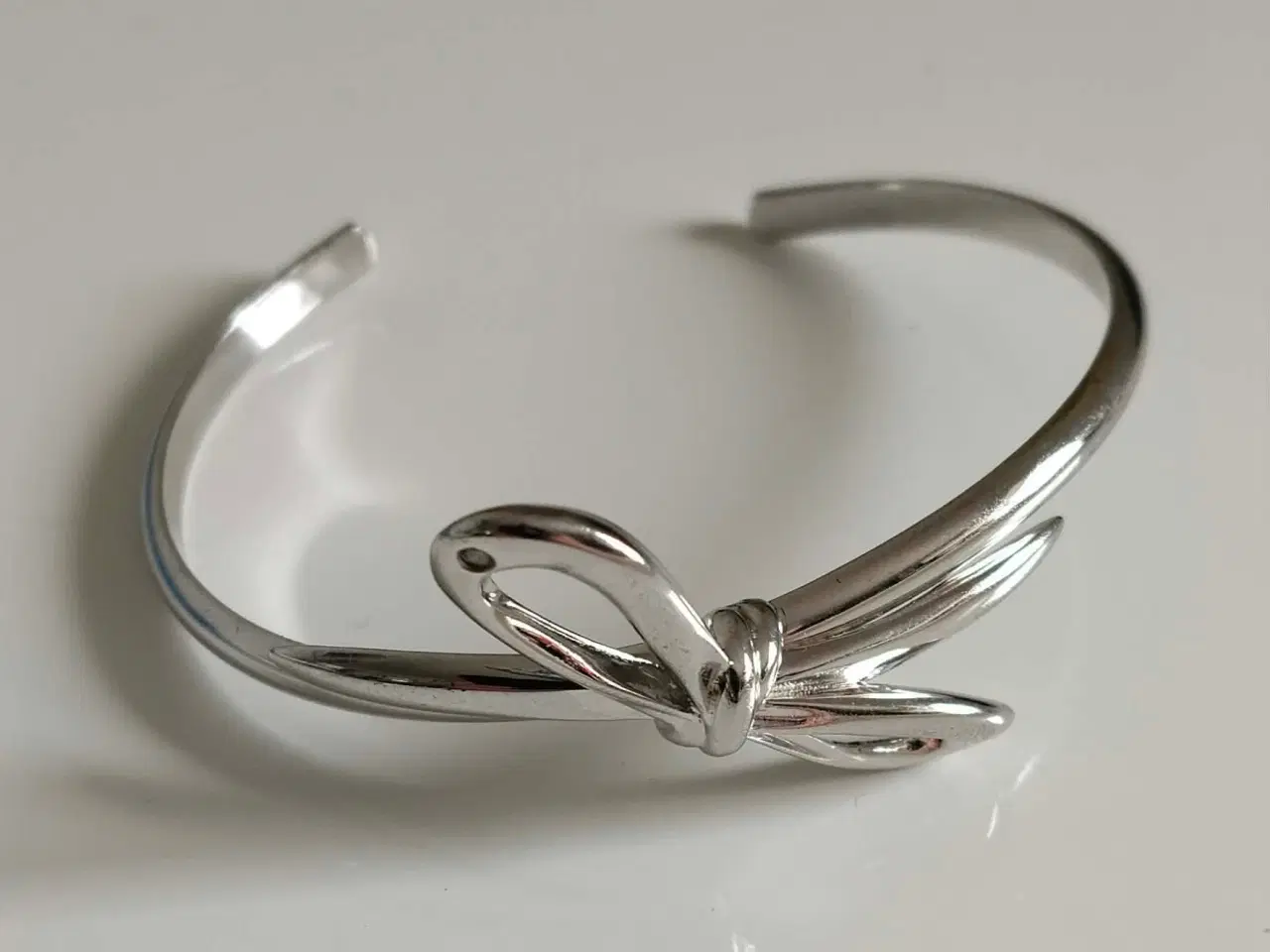 Billede 9 - HOT DIAMONDS ENGLAND ARMRING "FLOURISH OPEN BOW" 