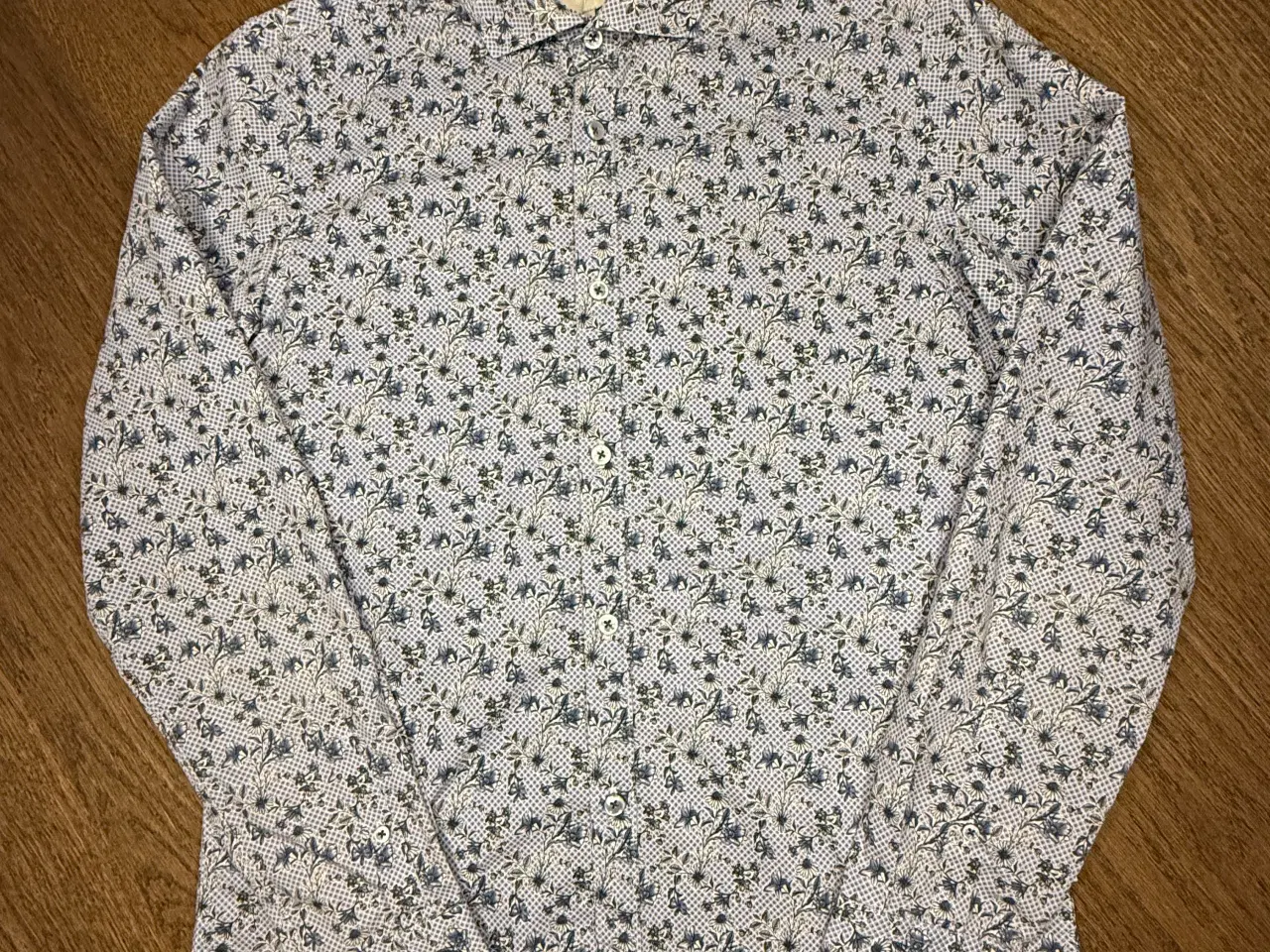 Billede 3 - Skjorte med blåt blomstermønster