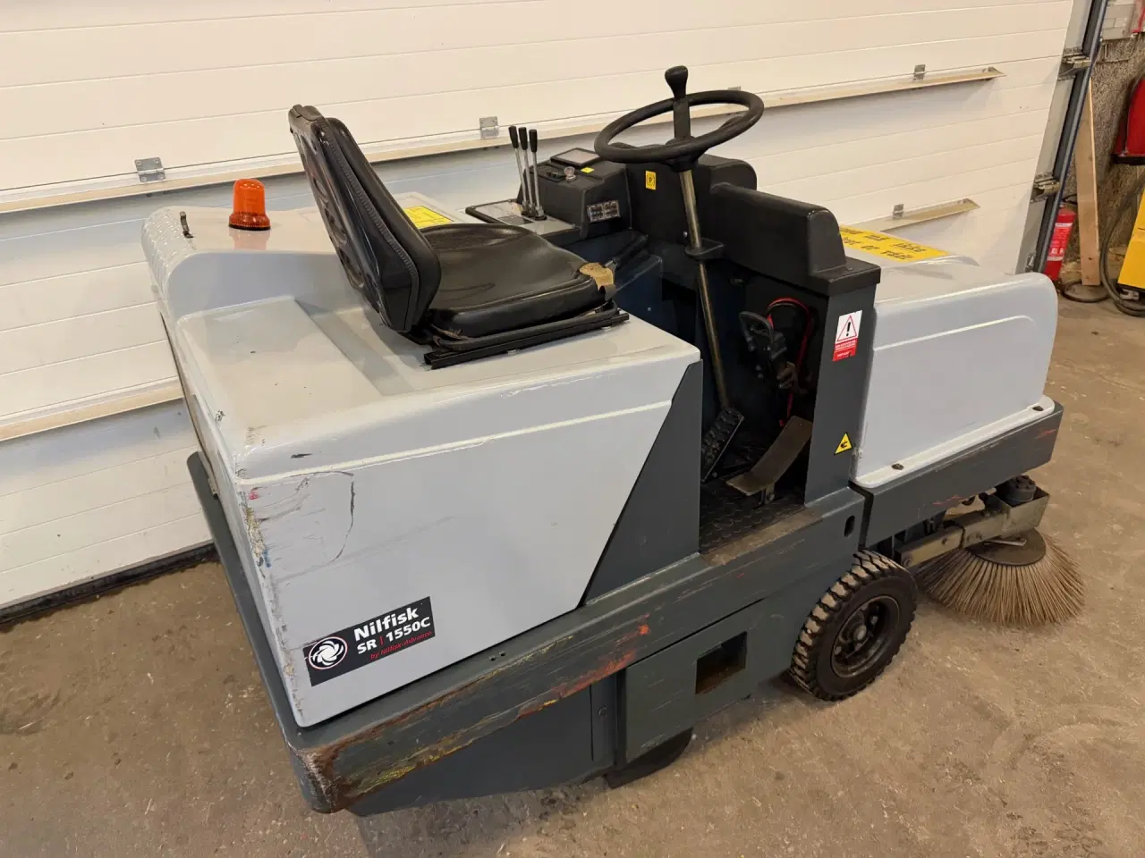 Billede 5 - Fejemaskine Ride-on Elektrisk. Nilfisk SR1550C
