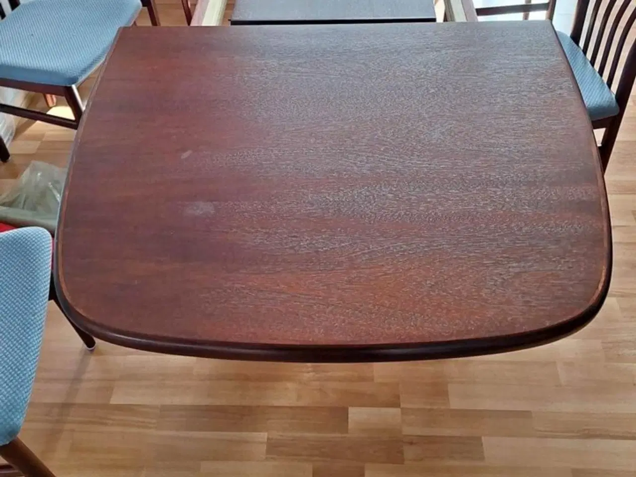 Billede 3 - Spisebord  med udtræk og 6 stole