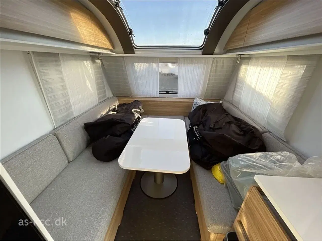 Billede 4 - 2019 - Adria Altea 362 LH 4 Four   Adria Altea LH 4 Four årg. 2019 3 sovepladser, 6 siddepladser Mover, Cykelstativ, Solsejl med sider, Isabella Capri 2,5 m fortelt.SÆLGES FOR KUNDE