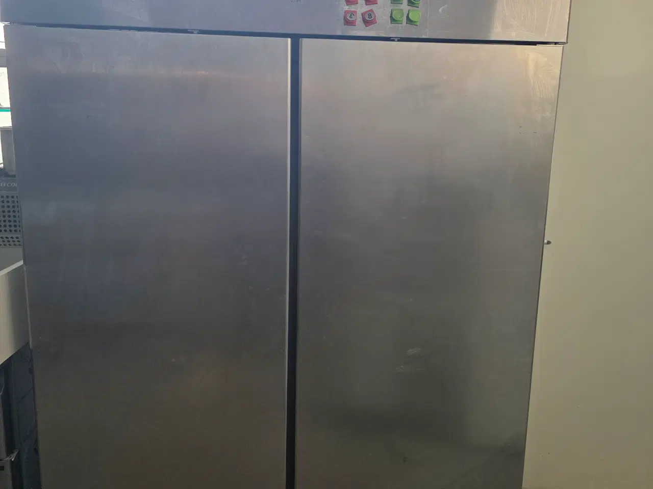 Billede 1 - Stabil køleskab til salg.