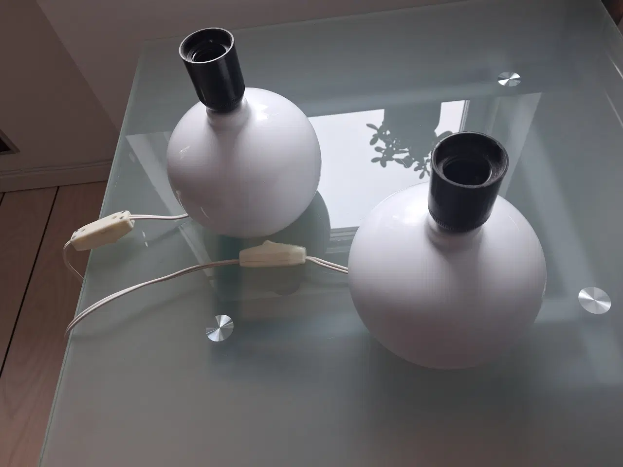 Billede 2 - 2 hvide bordlamper