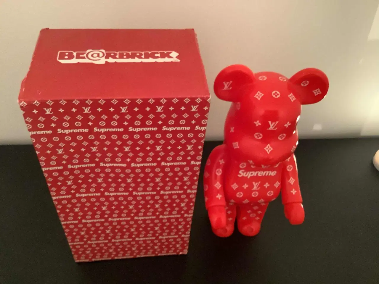 Billede 4 - Supreme x Louis Vuitton BEARBRICK Samlefigur Rød