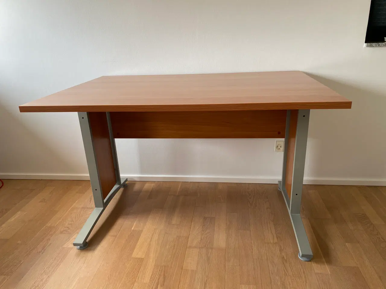 Billede 2 - Skrivebord i fineret kirsebærtræ.