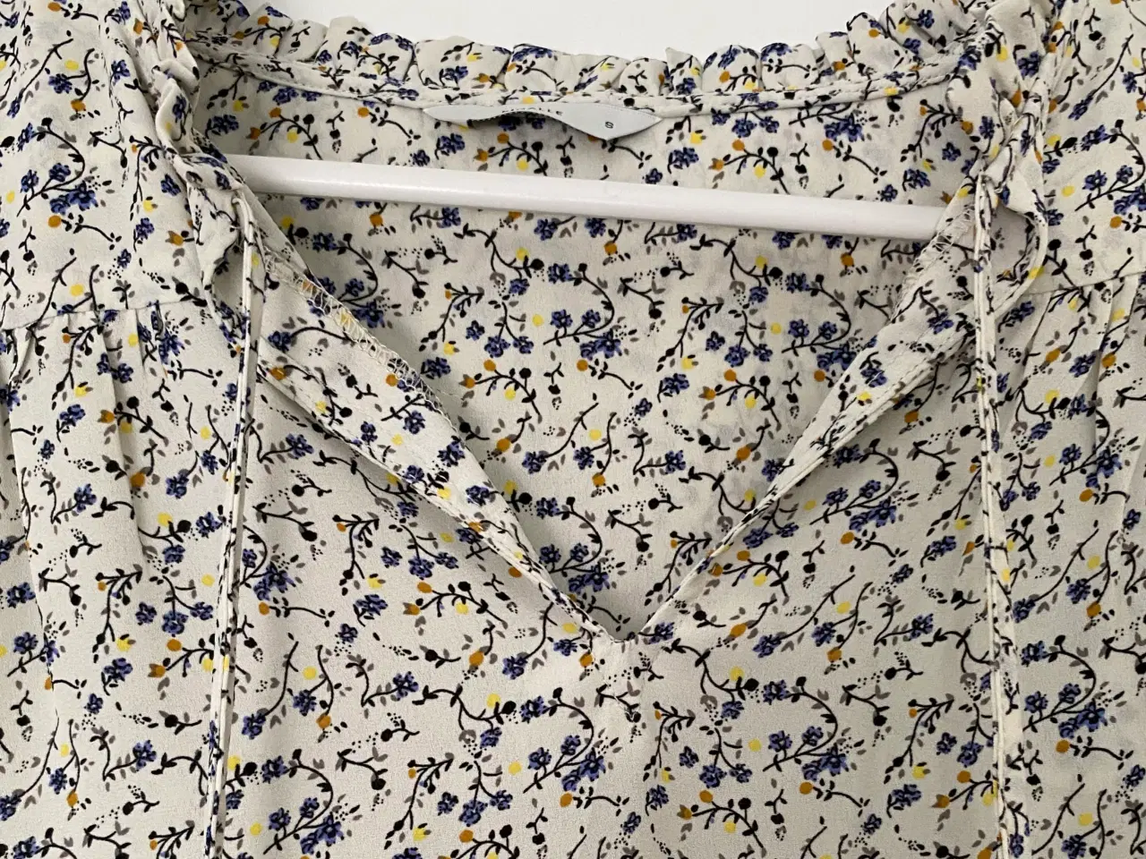 Billede 2 - Blomstret bluse 
