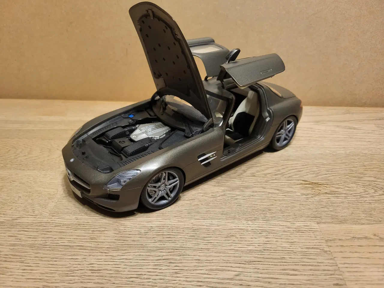 Billede 4 - Modelbil. Mercedes-Benz SLS AMG (2010) Skala 1/18