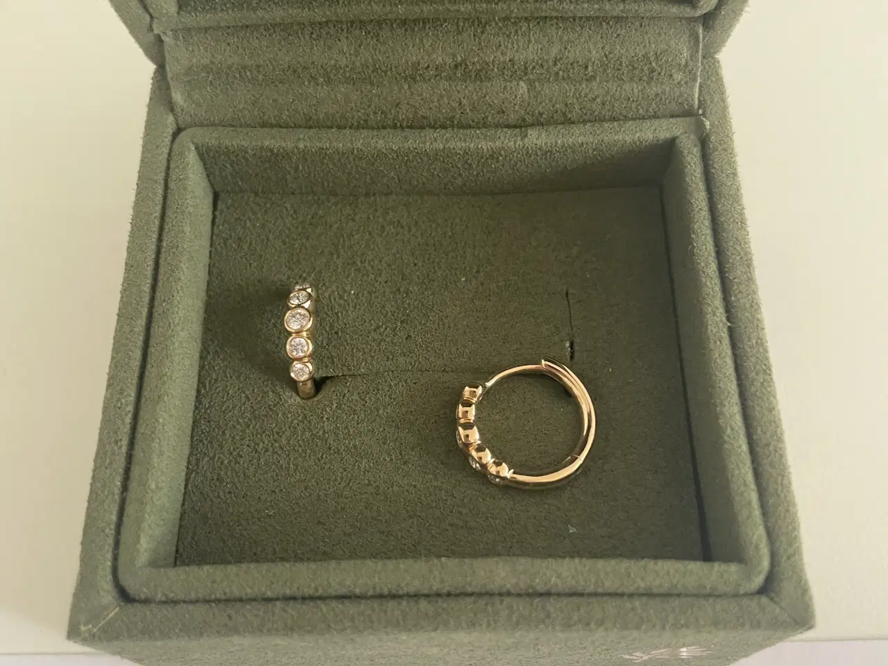 Billede 2 - Julie Sandlau 14 karat guldcreoler med diamanter