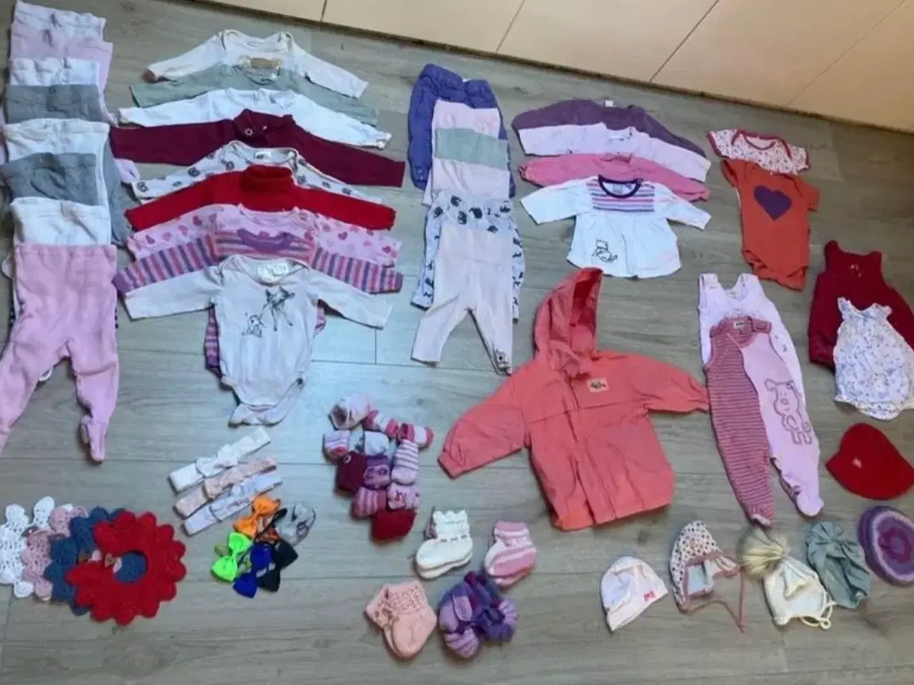 Billede 1 - Babytøjpakke pige str 56 (67 dele)