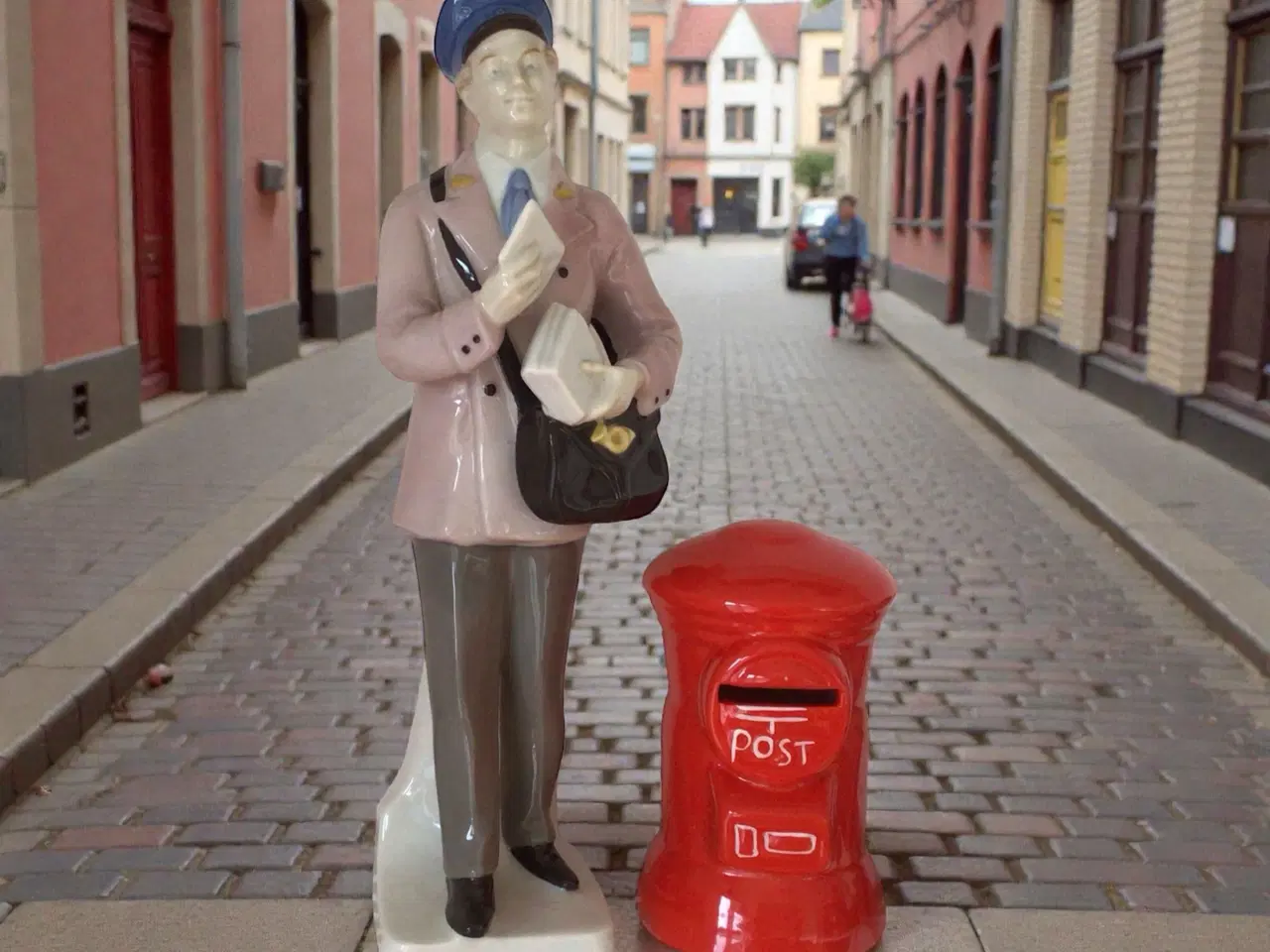 Billede 1 - Postbud og rød postkasse