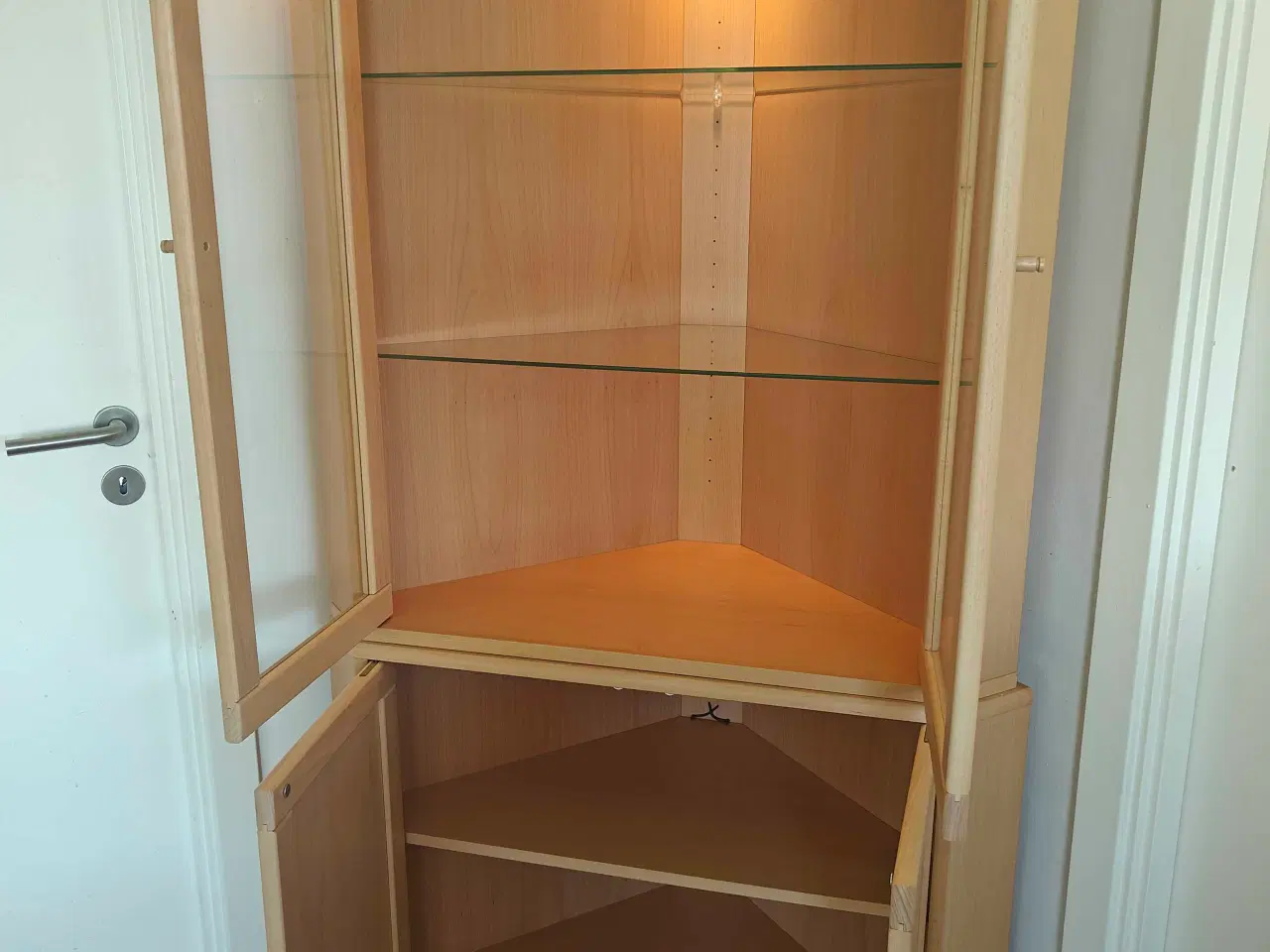 Billede 2 - Rimme Design hjørne vitrineskab 
