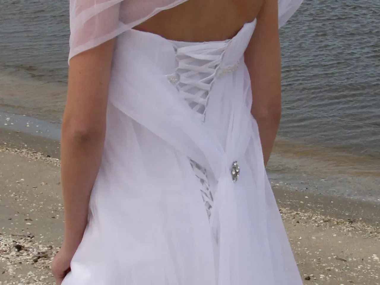 Billede 3 - Smuk konfirmationskjole med snøret ryg