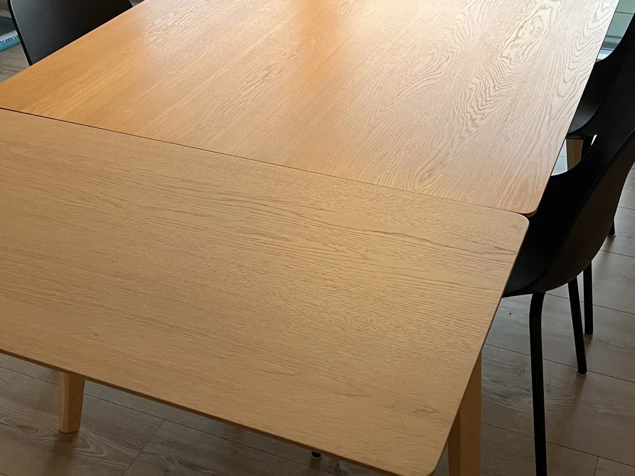 Billede 4 - Spisebord fra JYSK i lys eg med udtræk.