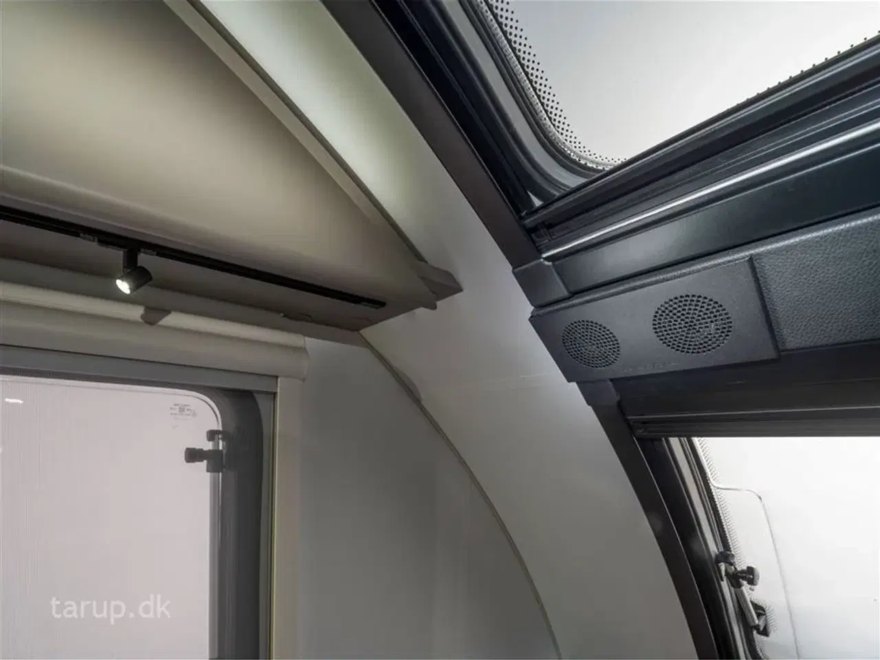 Billede 11 - 2026 - Adria Action 391 LH Sport   NY udgave!  Enkeltsenge m/sidehængt bord, 1500 kg. aksel, endekøkken, panorama-vindue, Combi 4E fyr (m/ el-patron), stor køle/ frys