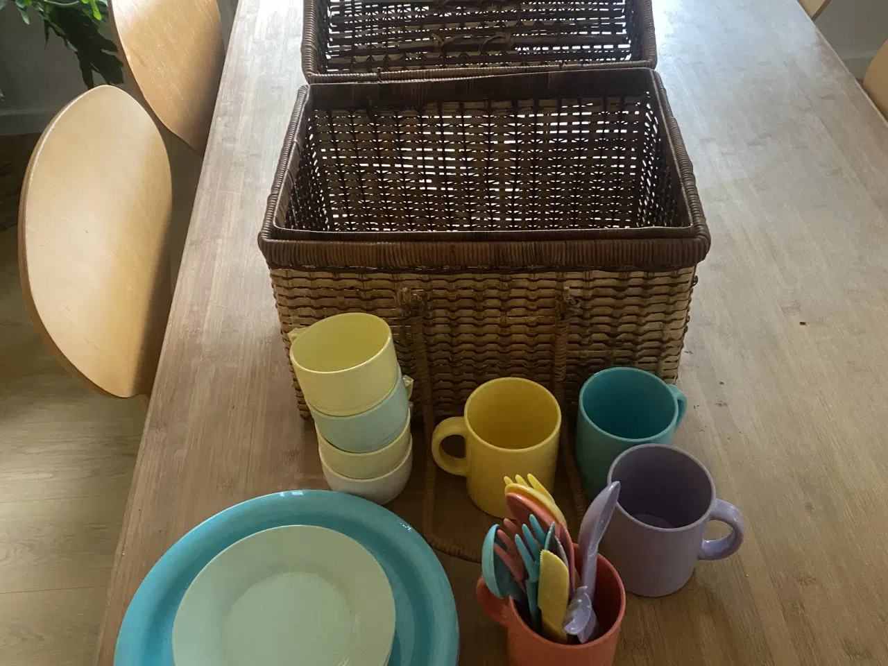 Billede 1 - Picnic kurv med service til 4 personer 
