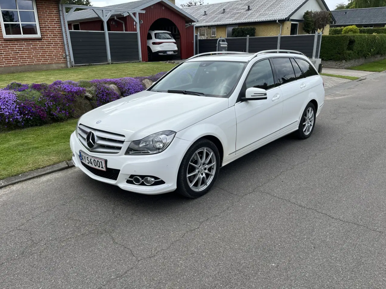 Billede 1 - Rigtig fin og velkørende Mercedes C250 4matic