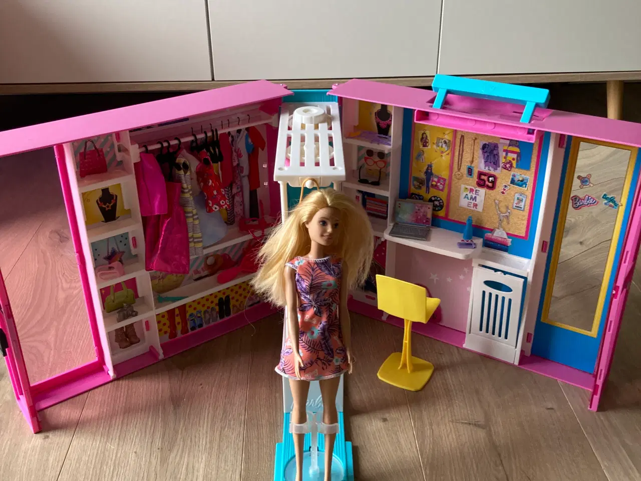Billede 1 - Barbie klædeskab/værelse m dukke