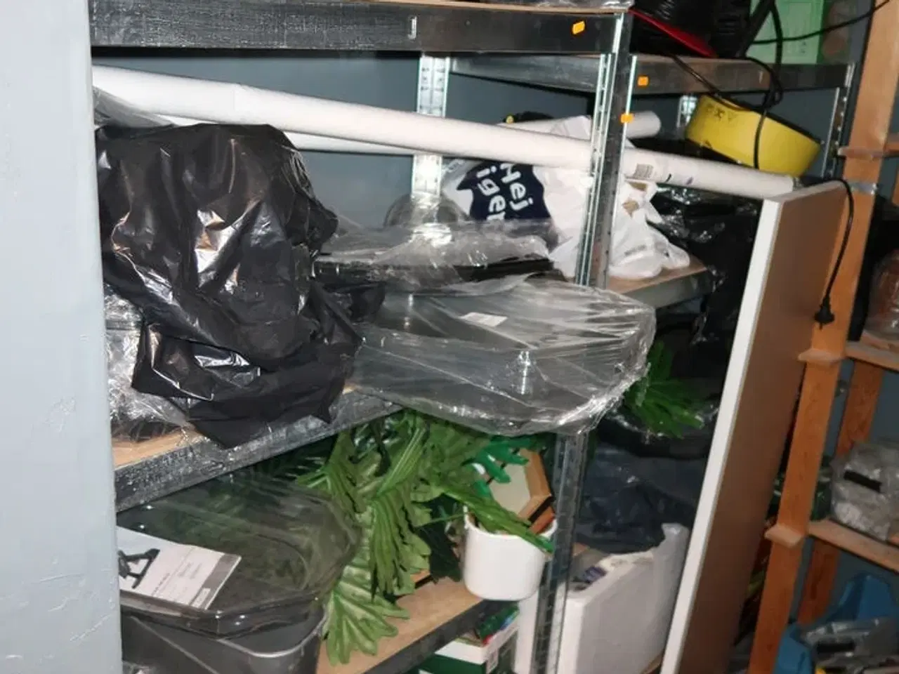 Billede 1 - 2 stk. reoler med div. Værktøj m.m.