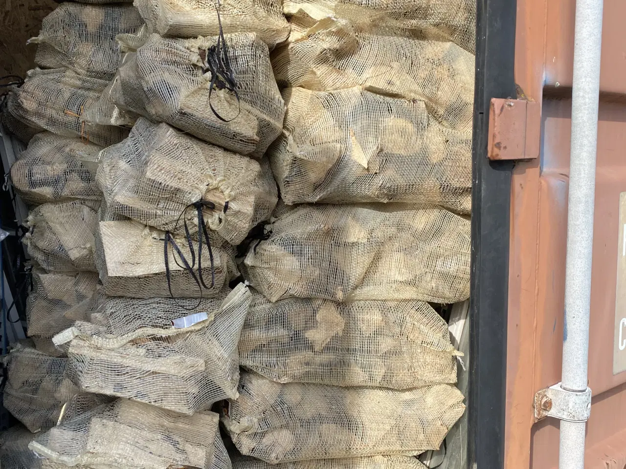 Billede 1 - Billigt TØRT LØVTRÆ - BRÆNDE i sække sælges!