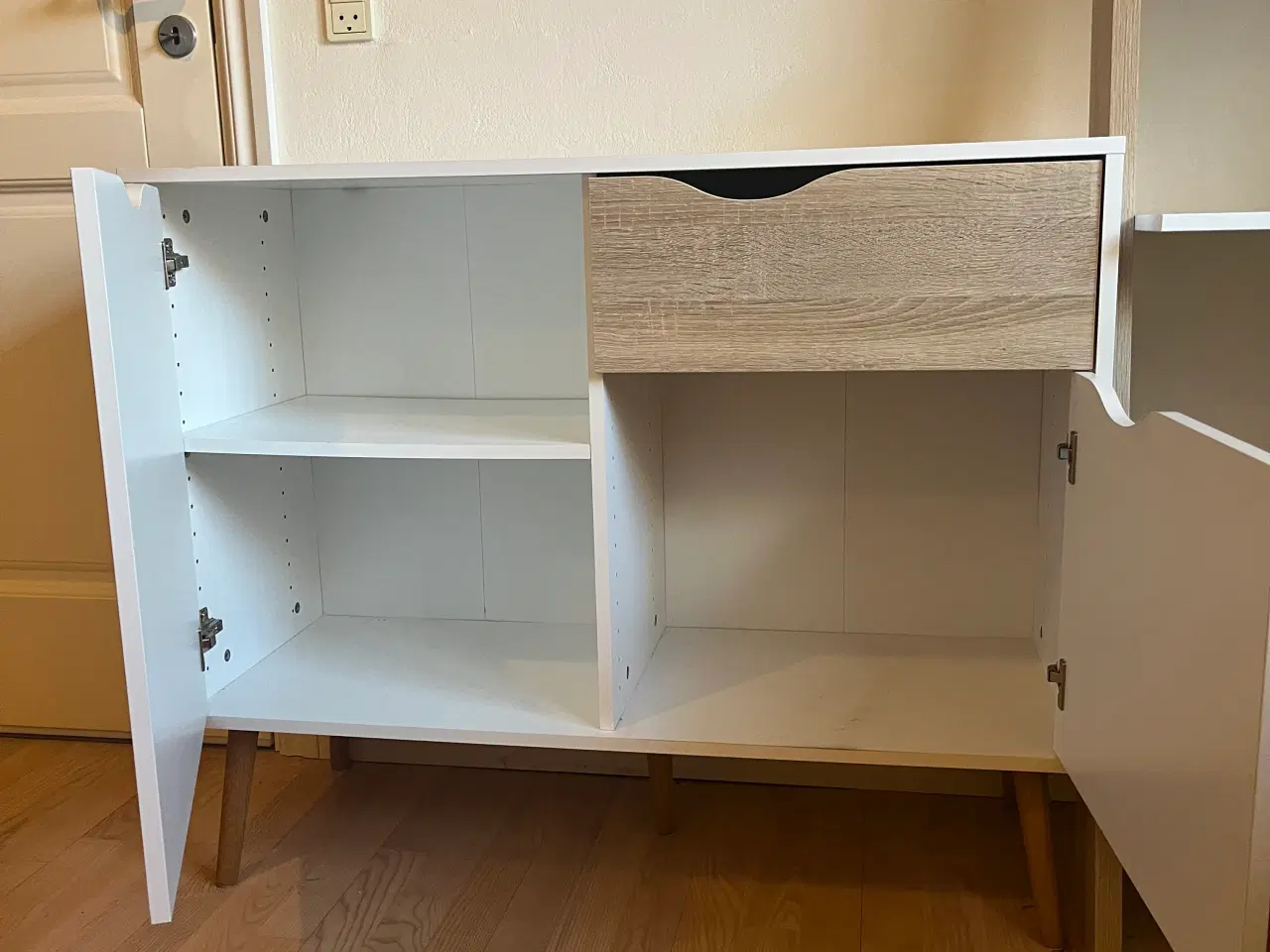 Billede 2 - SKAL VÆK: Skab og reol i flot stand