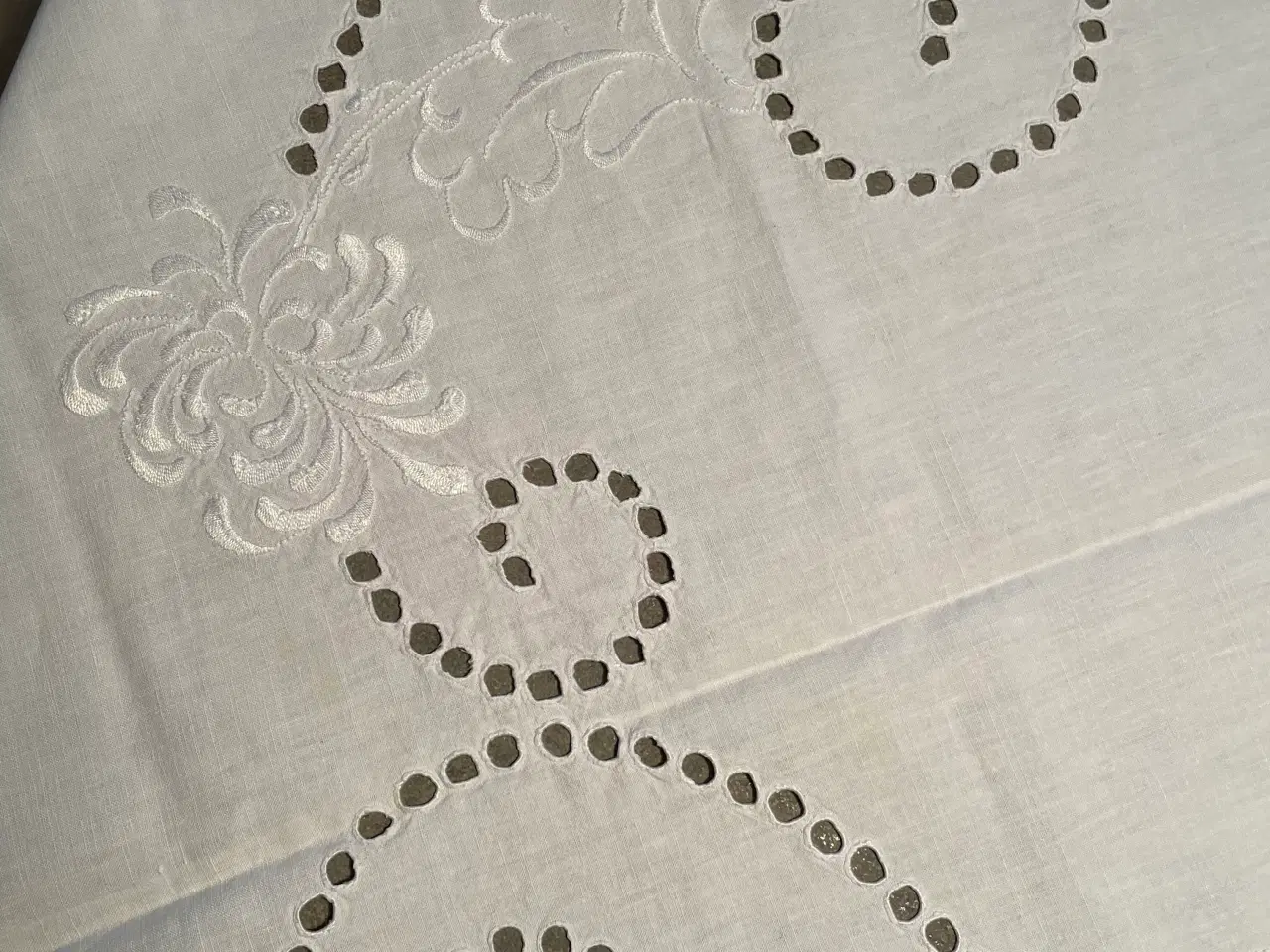 Billede 3 - Håndbroderet dug