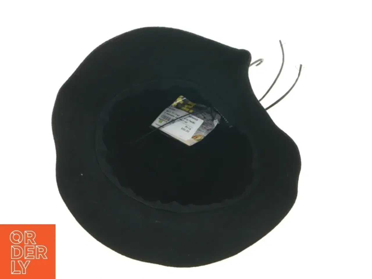 Billede 2 - Sort filthat med bånd fra Wannabes (str. Ø 18 cm)