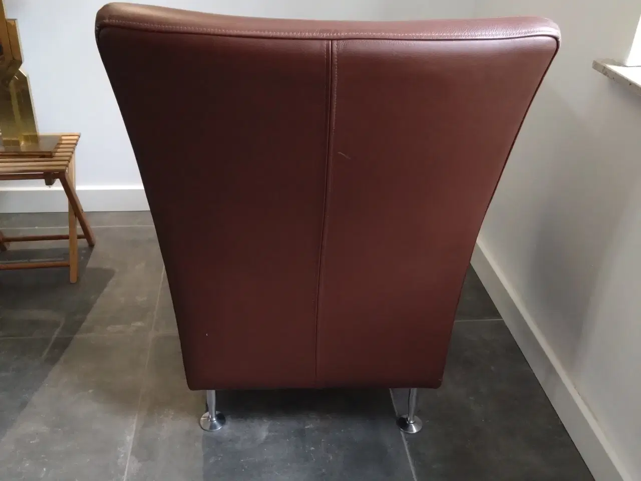 Billede 3 - Brun Hurup læder stol med fodskammel