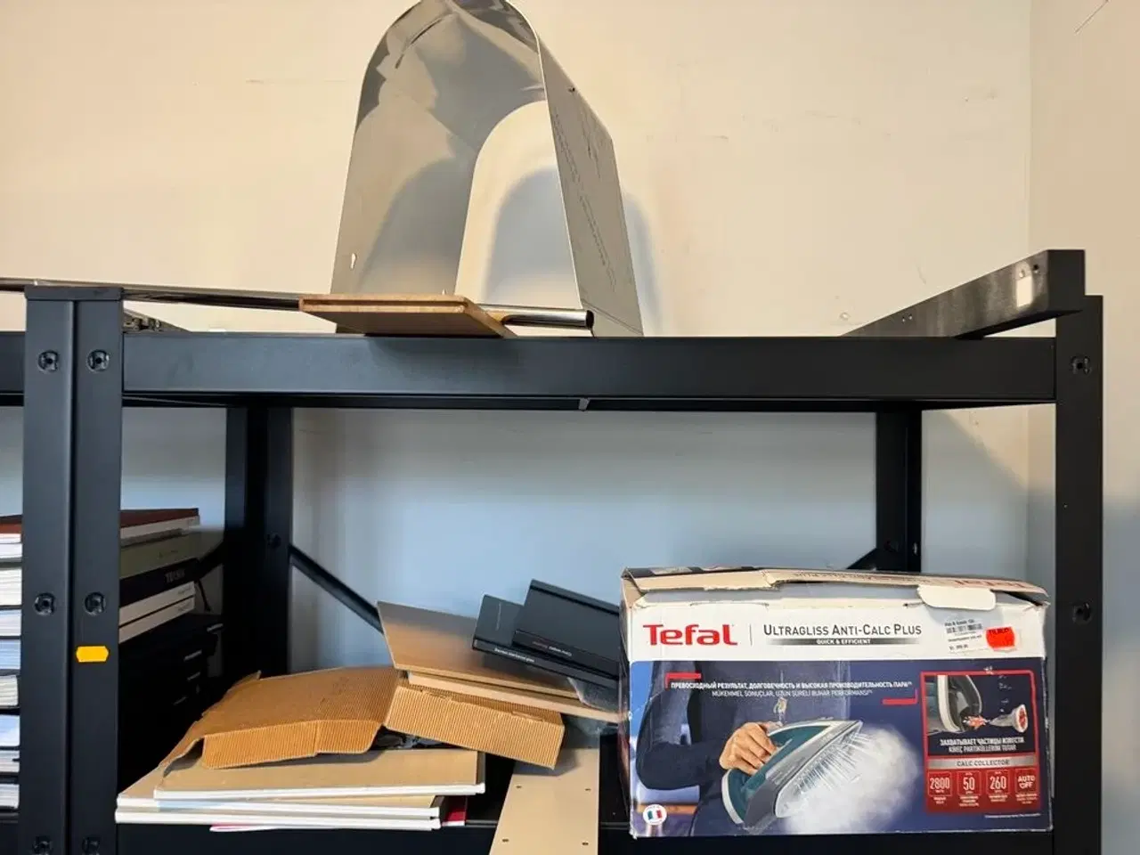 Billede 4 - 4 stk. Stålreoler med indhold