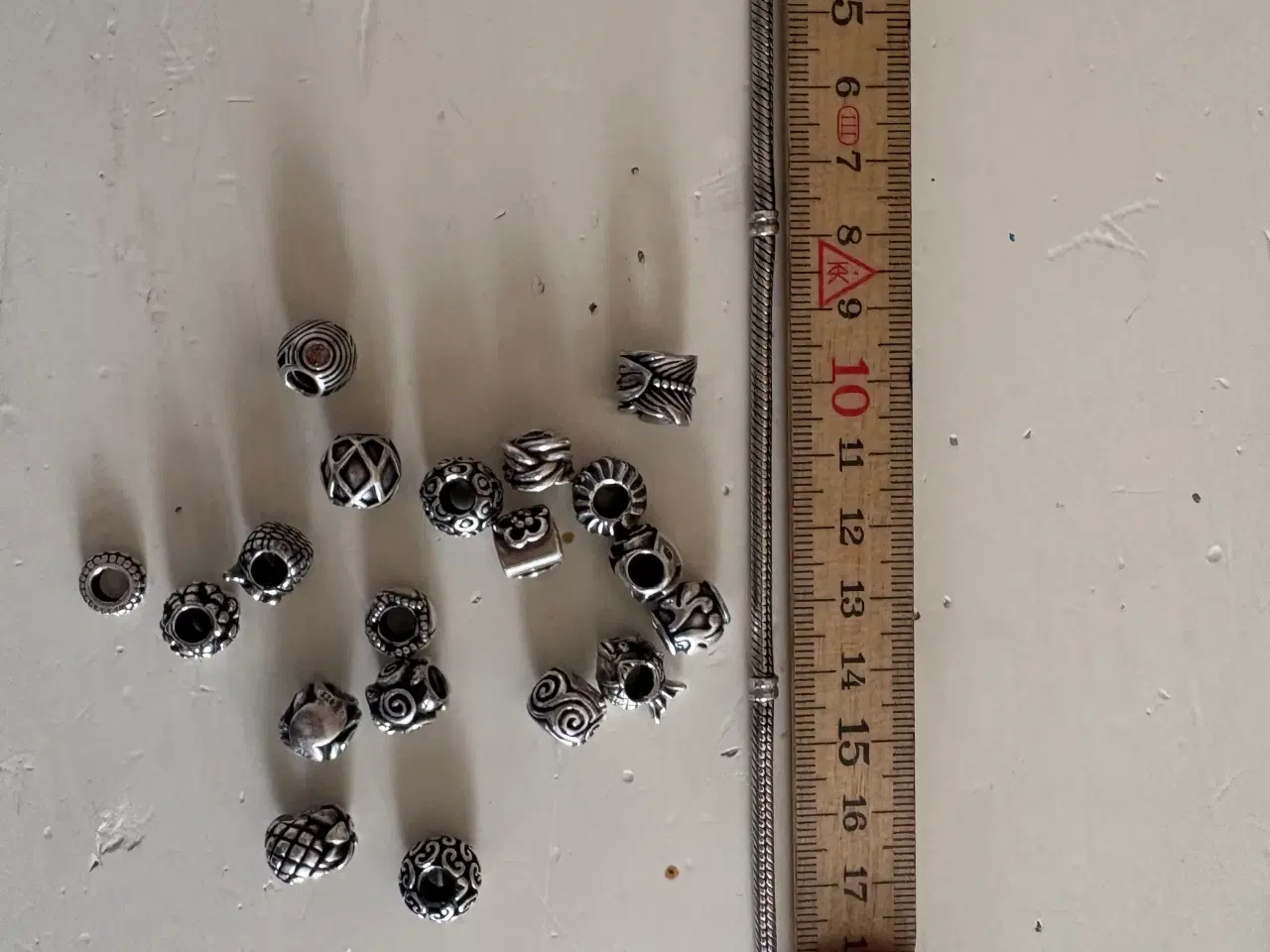 Billede 2 - Pandora armbånd & 19 charms