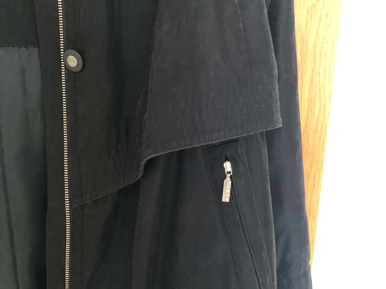 Billede 5 - FLOT! sort klassisk JUNGE frakke