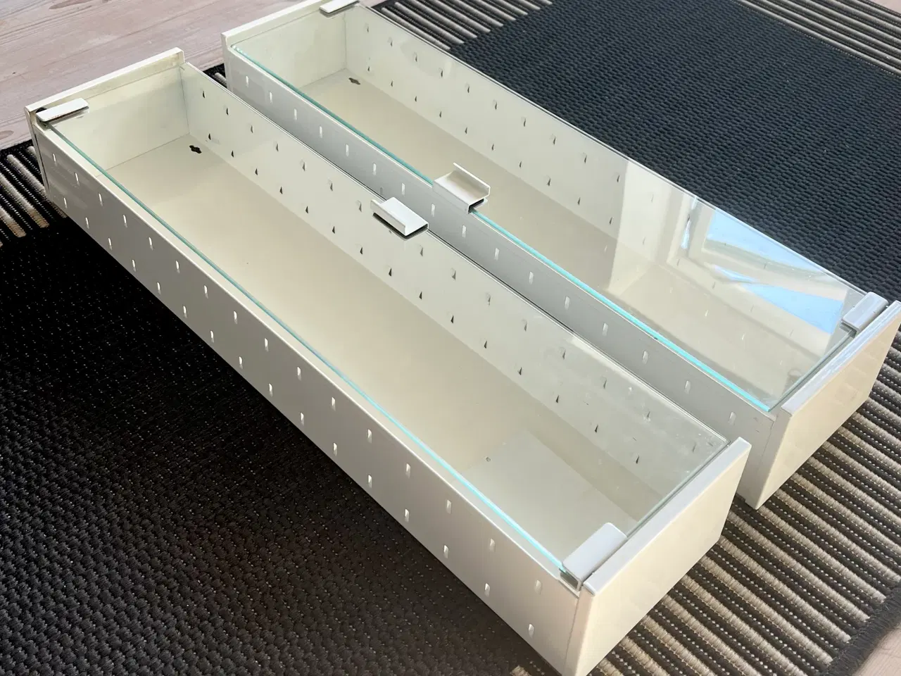 Billede 2 - Hvide metal vitrine/vægskab/toiletskab