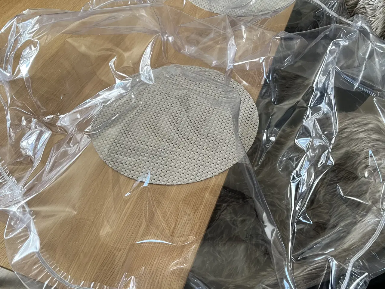 Billede 1 - Voksdug med elastik og juledug med elastik 