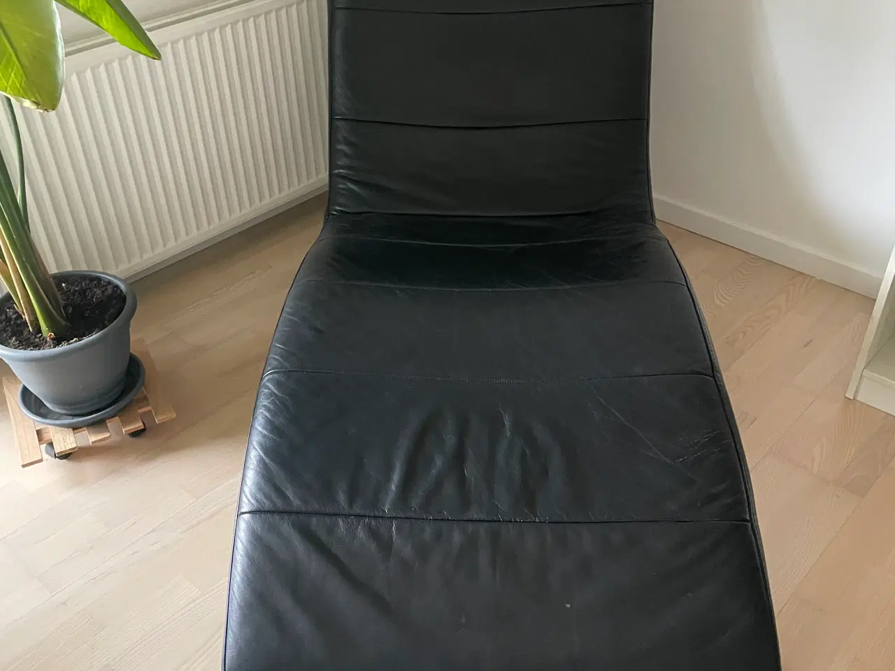 Billede 1 - Chaiselong i sort læder