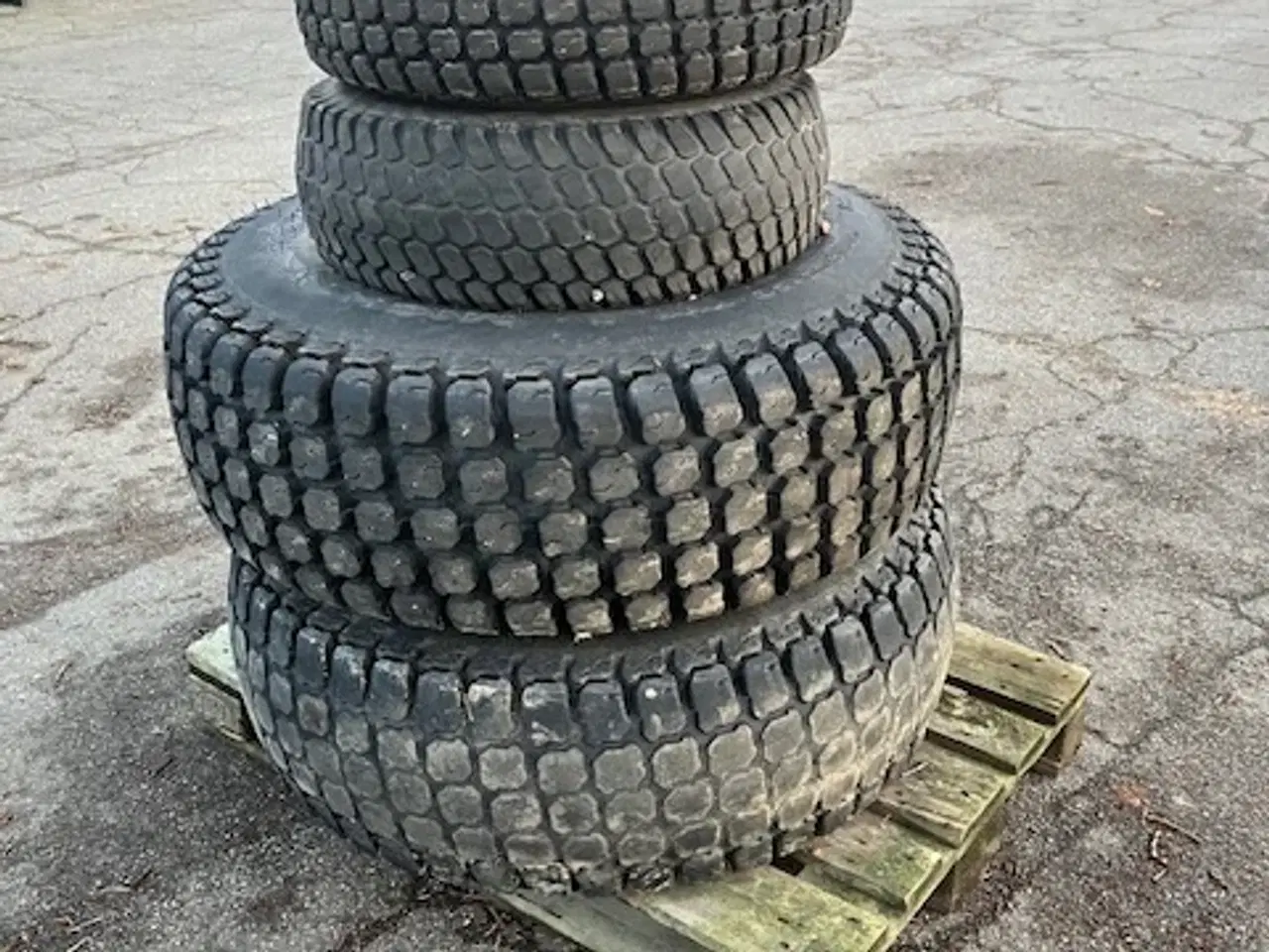 Billede 1 - Komplet sæt dæk og fælge til John Deere 3720