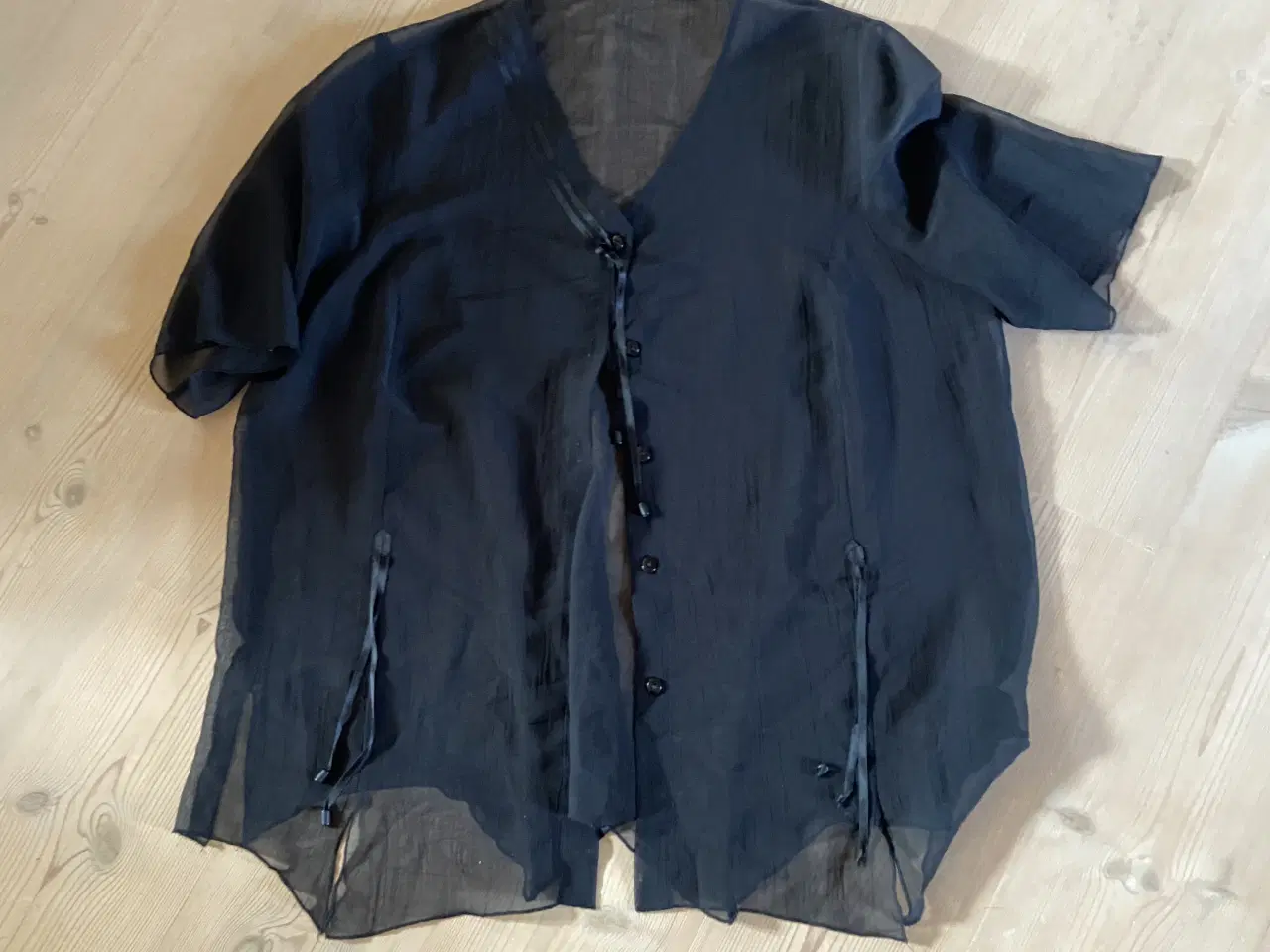 Billede 1 - Bluse i gennemsigtigt sort