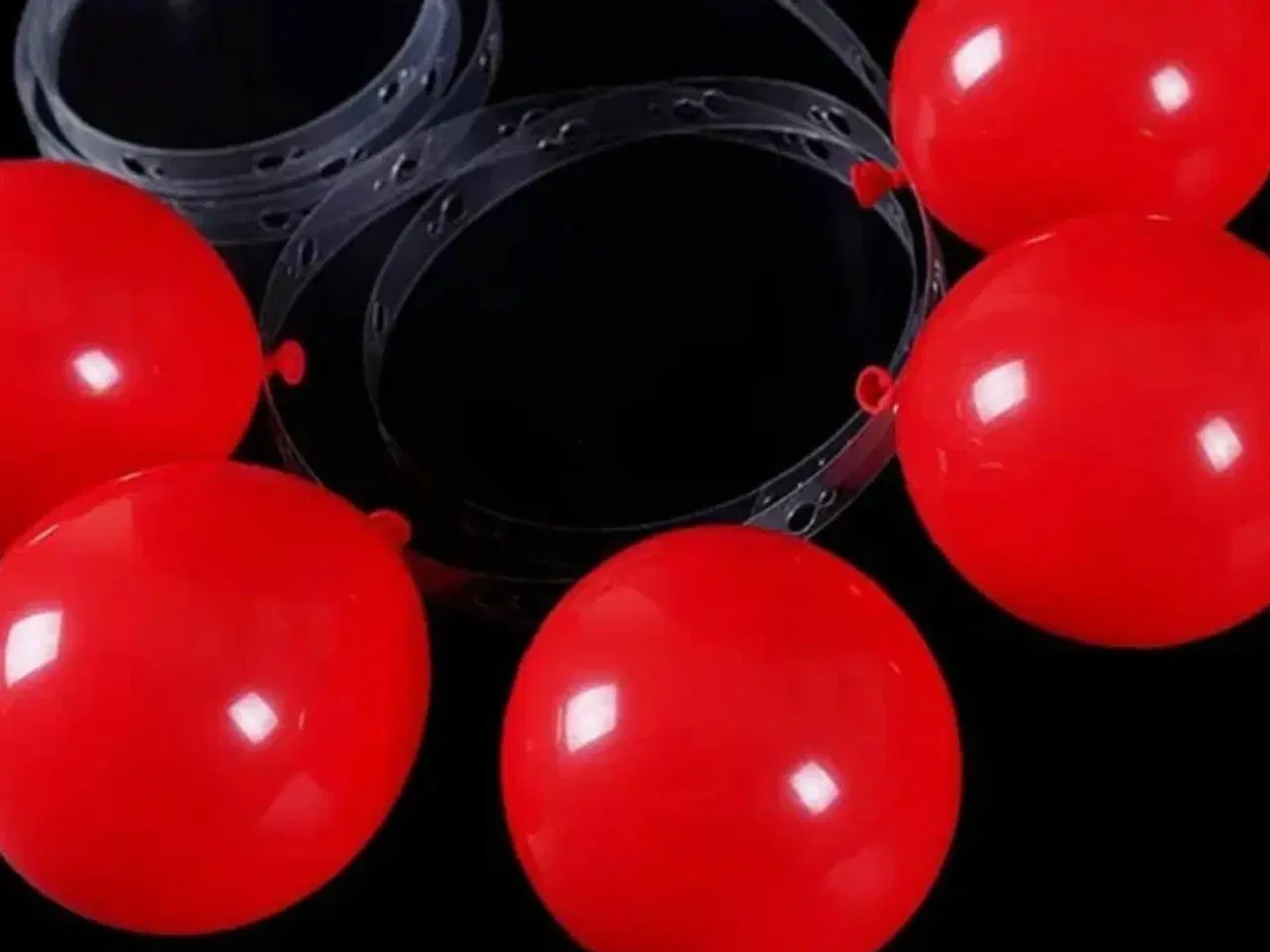 Billede 3 - BALLONBÅND 5 M. Der er 2,5 cm mellem hvert hul