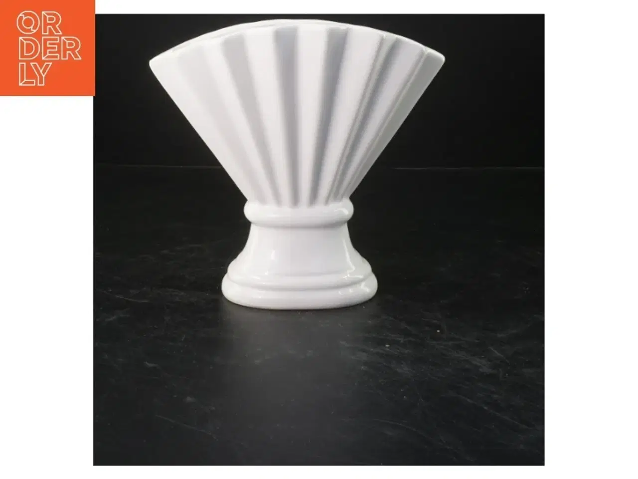 Billede 1 - Hvid keramisk vase (str. 18x19 cm)
