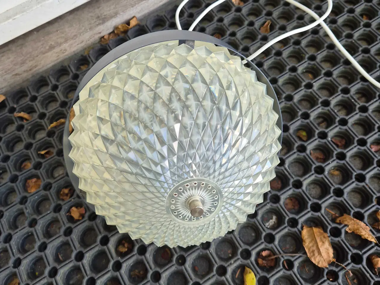 Billede 16 - Sjælden kuglelampe i plast med mavebælte i metal
