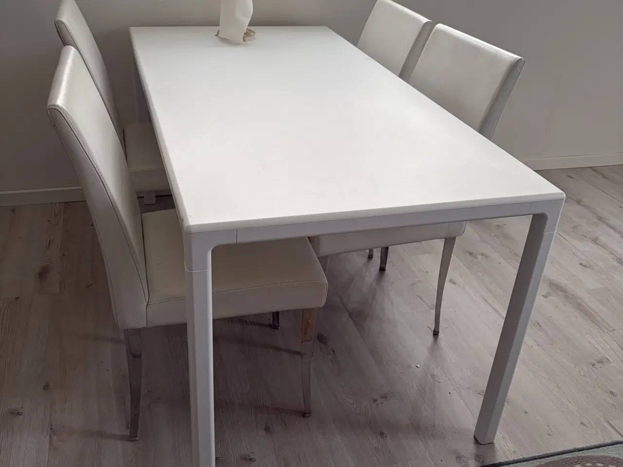 Billede 1 - Nærmest nyt spisebord 