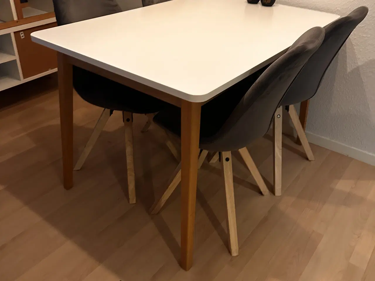 Billede 1 - Spisebord & stole