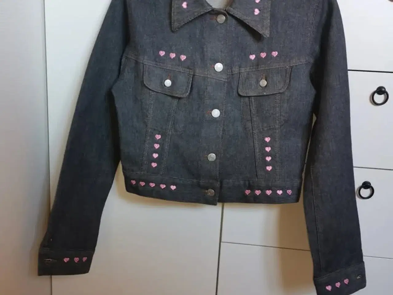 Billede 1 - Cowboyjakke str XS med små lyserøde hjerter
