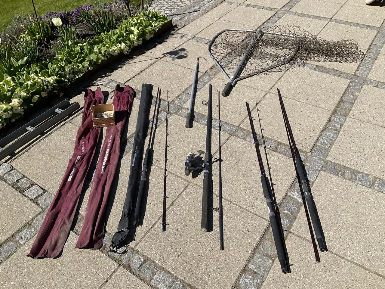 Billede 1 - Fiskestænger, net, krog m.m. sælges samlet kr. 625