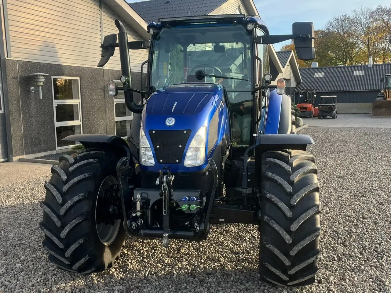 Billede 14 - New Holland T5.100 Blue Power udstyrs model, med brede hjul, frontlift og ekstra lys.