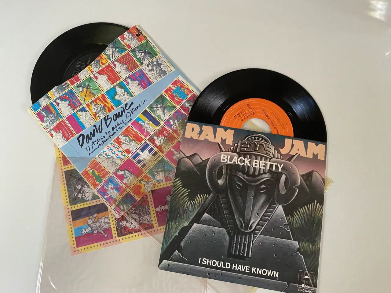 Billede 2 - 2 x 45  plade med David Bowie og Ram Jam 