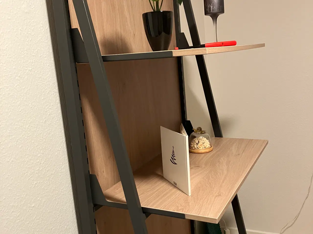Billede 2 - Stor, smuk og robust reol