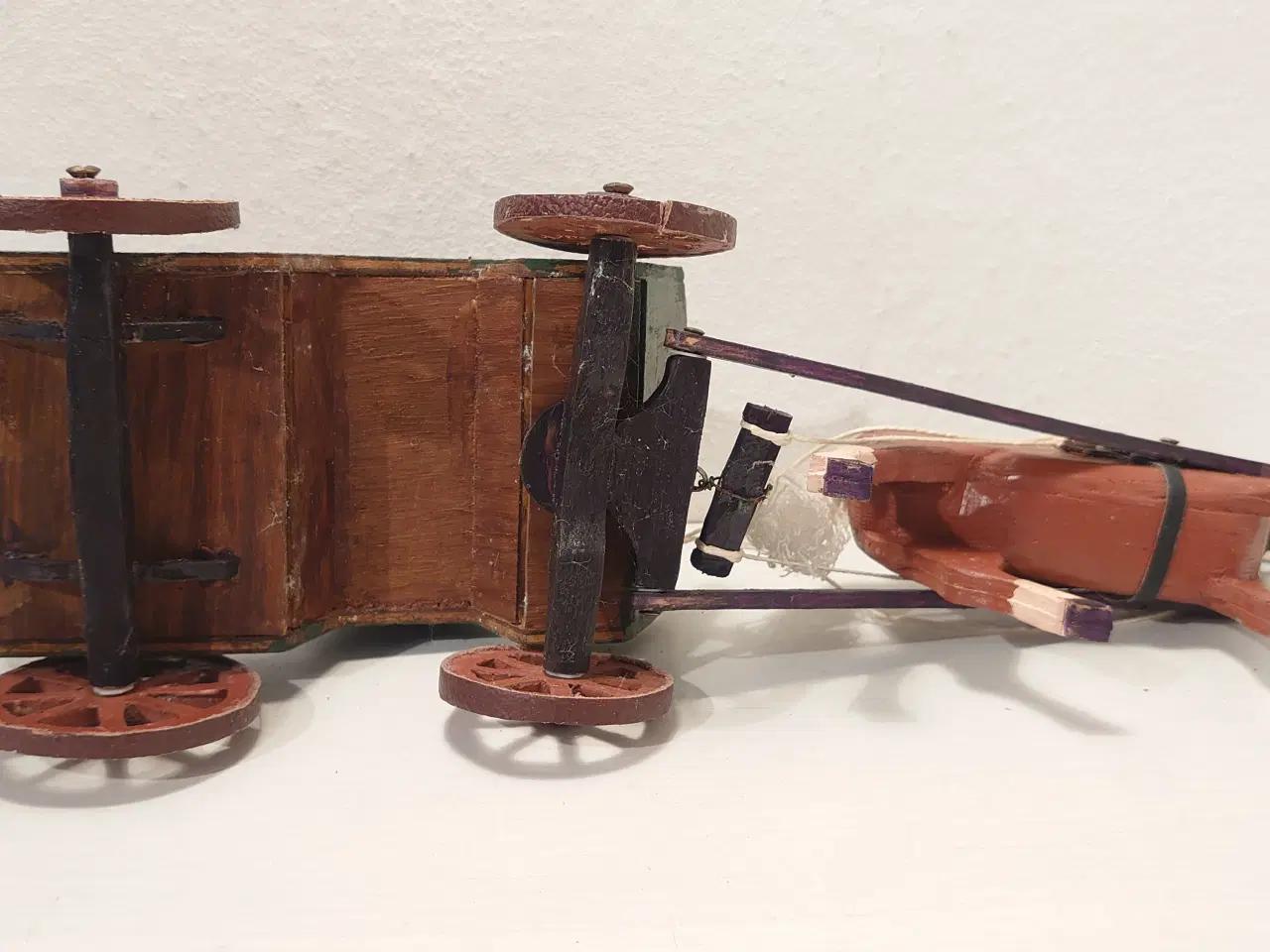 Billede 5 - Gammel hestevogn trukket af brun hest. Ca.1940