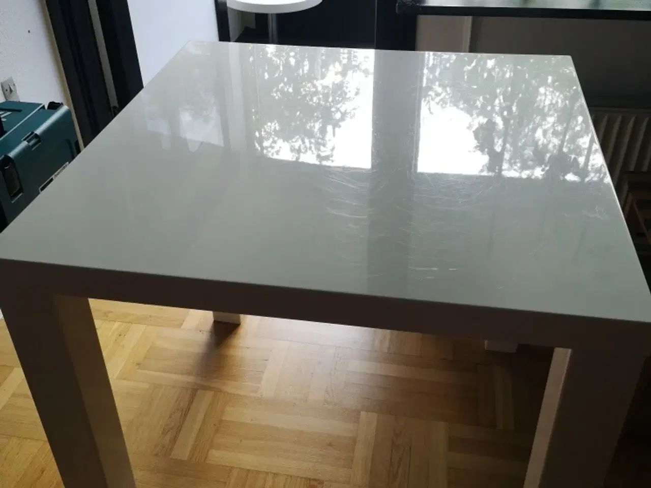 Billede 2 - Hvidt højglans køkkenbord 
