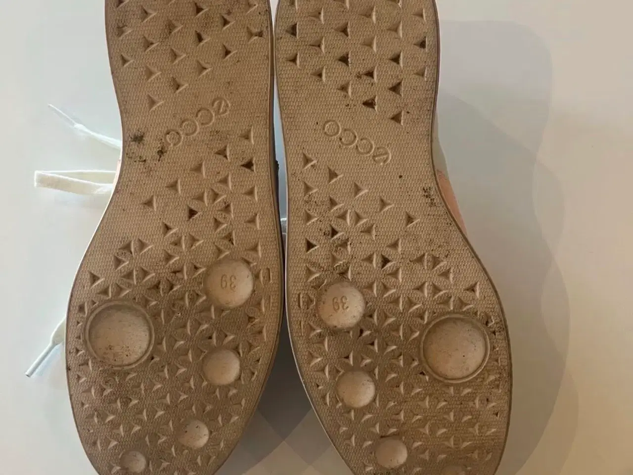 Billede 2 - Hvide og lyserrøde Ecco sneakers