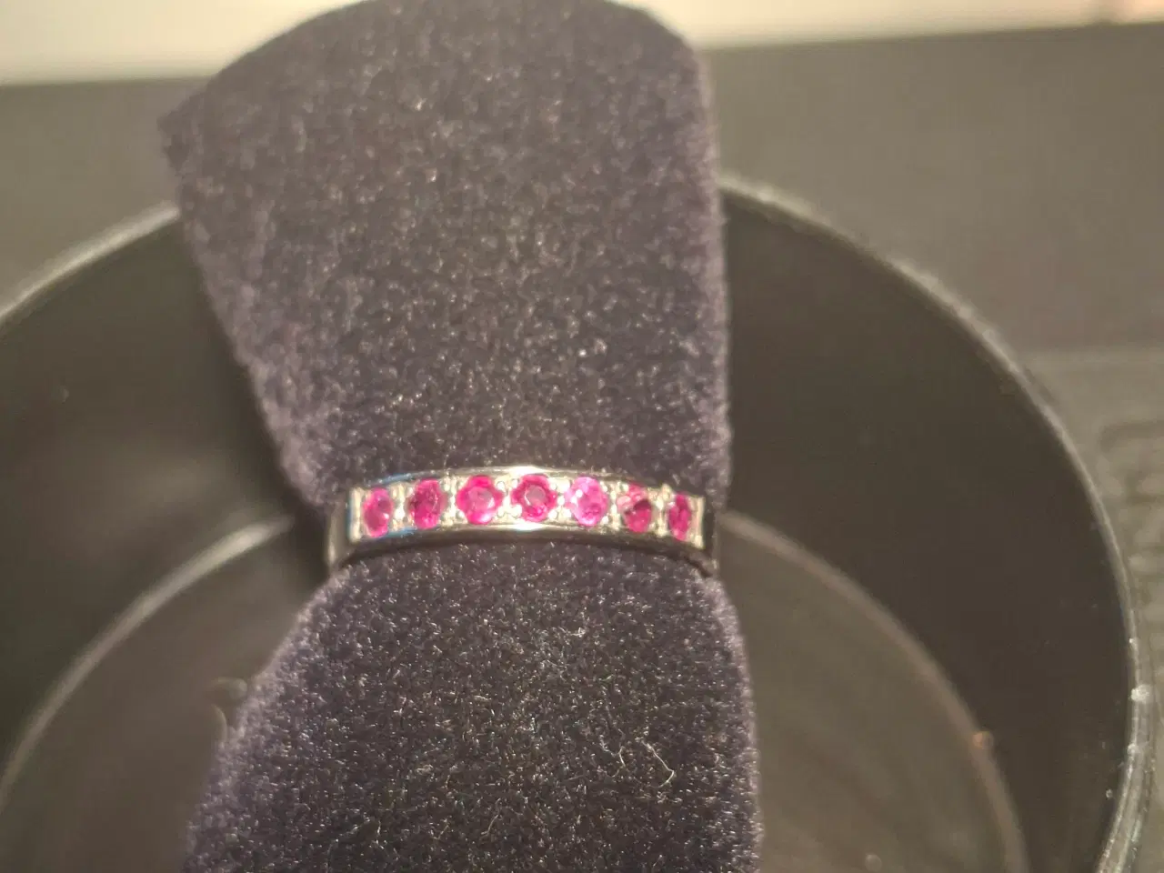 Billede 3 - Flot 18 kt. hvidguldsring med rubiner