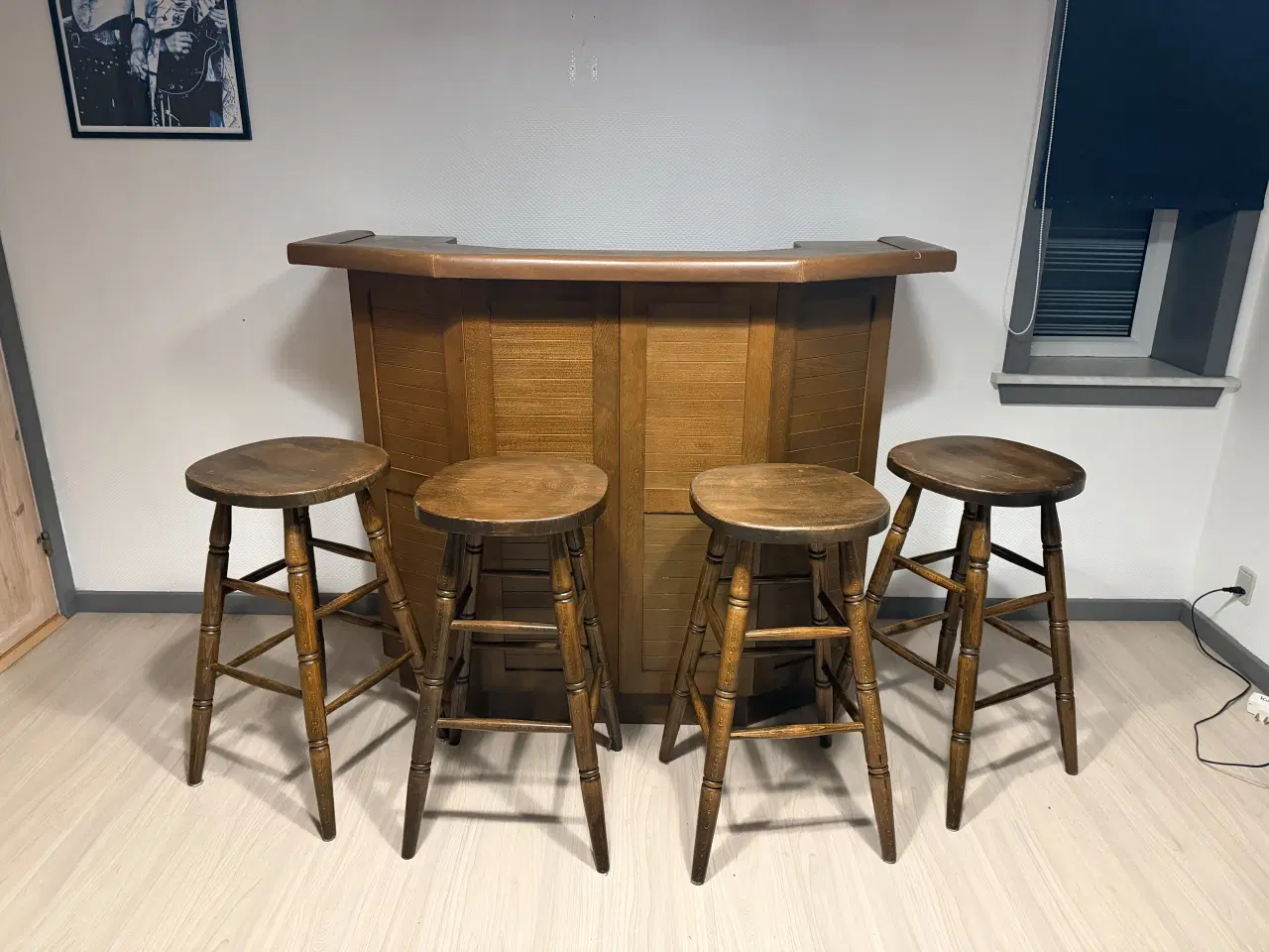 Billede 1 - Hjemmebar med 4 barstole + 2 dispenser